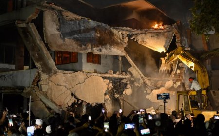 Bangladeş’te Protestocular, Devrik Lider Şeyh Hasina’nın Aile Evini Yıktı