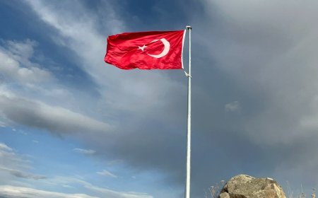 Karslı Köylüler Karakuzu Dağı'na Türk Bayrağı Dikti