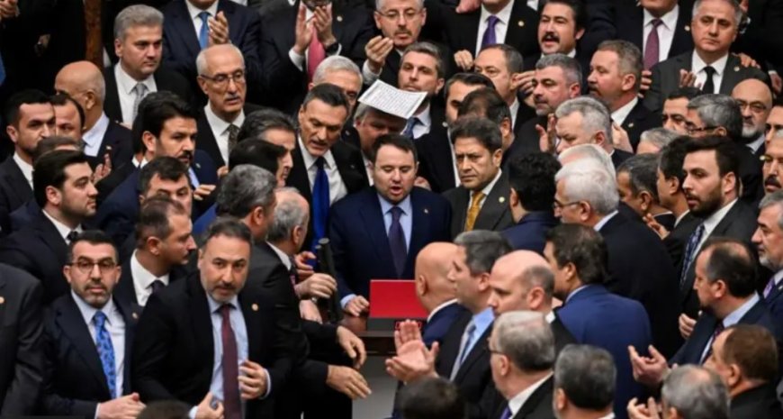 Meclis'te Gürlek gerilimi: Yemin töreninde kürsü işgali ve yumruklu kavga